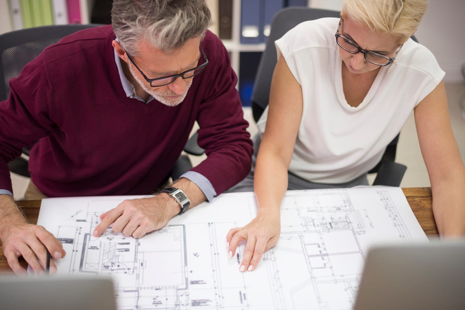 dwóch inżynierów pracujących nad projektem instalacji sanitarnej